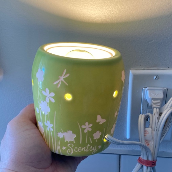 Scentsy Lime Green Firefly Electric Wax Burner Cheesecake Bar - Picture 9 of 9
